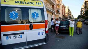 Parcheggia l'auto ma viene schiacciato dalla serranda