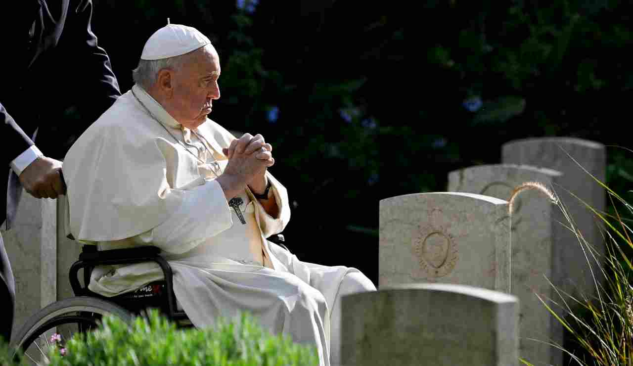 Papa Francesco celebra la messa di Commemorazione dei defunti al Cimitero militare di Roma