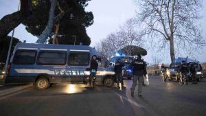 Polizia in servizio all'esterno dello stadio Olimpico prima di una partita, Roma (Immagine di repertorio)