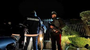 Un momento dell'operazione che ha portato i Carabinieri del Comando provinciale di Roma a eseguire, nella provincia di Roma e di Reggio Calabria, un'ordinanza che dispone misure cautelari personali nei confronti di 12 persone