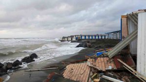 Danni agli stabilimenti balneari di Ostia dovuti alla forte mareggiata sul litorale romano, per effetti della tempesta Ciaran