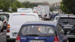 Automobili in coda in via Tuscolana, Roma (Immagine di repertorio)