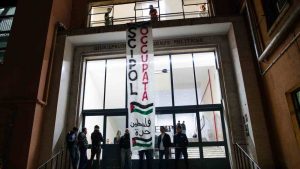 Un momento dell'assemblea pubblica degli studenti all'Università La Sapienza presso il piazzale della facoltà di Scienze Politiche, Roma, 08 novembre 2023