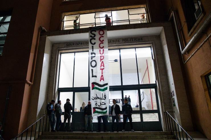 Un momento dell'assemblea pubblica degli studenti all'Università La Sapienza presso il piazzale della facoltà di Scienze Politiche, Roma, 08 novembre 2023