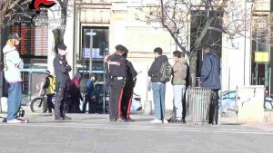 Un fermo immagine tratto da un video dei carabinieri di Milano durante l'arresto di 8 minorenni