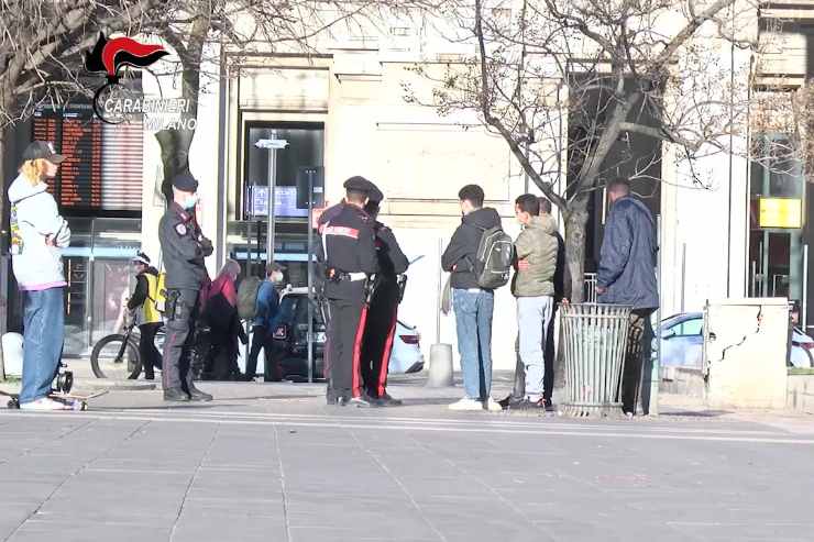 Un fermo immagine tratto da un video dei carabinieri di Milano durante l'arresto di 8 minorenni