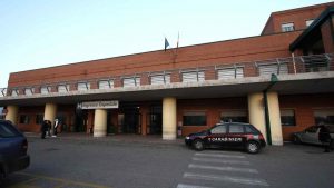 Carabinieri davanti all'ingresso dell'ospedale Santa Scolastica di Cassino (Immagine di repertorio)