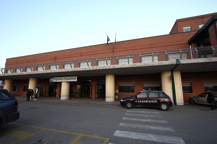 Carabinieri davanti all'ingresso dell'ospedale Santa Scolastica di Cassino (Immagine di repertorio)
