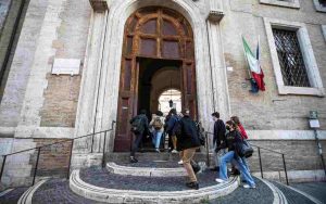 Studenti all'ingresso del liceo Visconti, Roma (Immagine di repertorio)