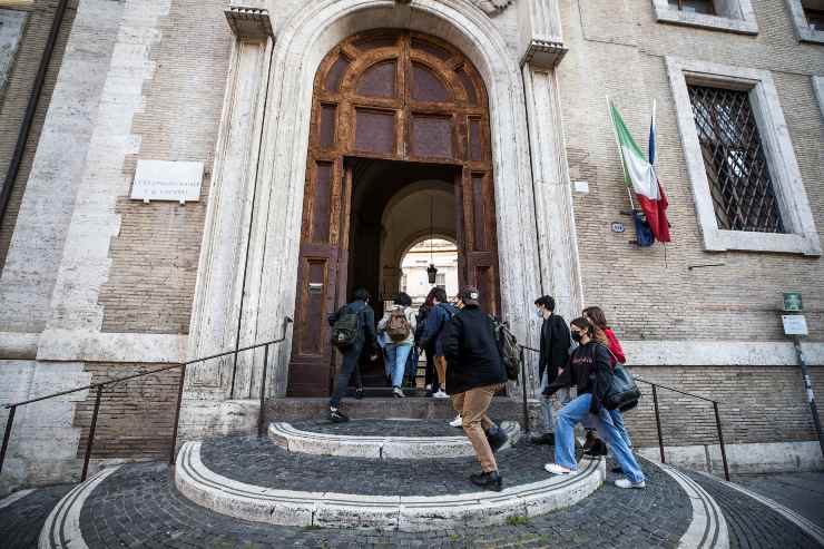 Studenti all'ingresso del liceo Visconti, Roma (Immagine di repertorio)