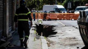 Voragine in corso Francia