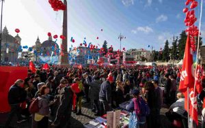 Un momento della manifestazione nell'ambito dello sciopero nazionale dei sindacati CGIL e UIL a piazza del Popolo, Roma, 17 novembre 2023