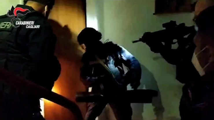 Il frame di un video dei Carabinieri diffuso il 20 novembre 2023 mostra un momento dell'operazione che ha consentito di sgominare una banda italo-albanese dedita al traffico internazionale di droga