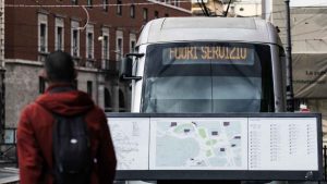 Sfonda la porta del tram a calci e fugge