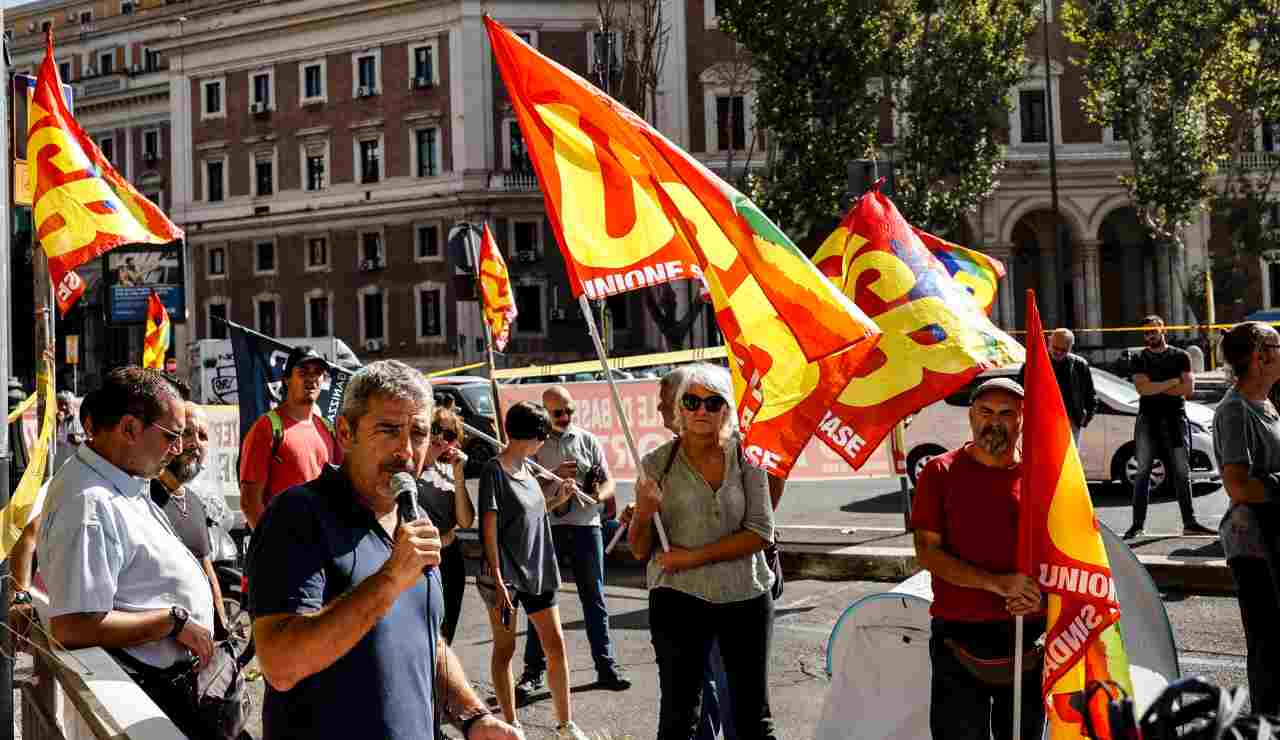 Manifestazione Usb davanti alla sede Legacoop a Roma