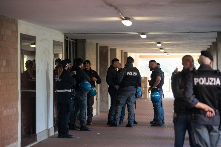 Uomini della Polizia di Stato e della Polizia di Roma Capitale mentre effettuao lo sgombero di alcuni immobili Ater (Immagine di repertorio) 
