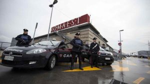 Controlli dei carabinieri all'esterno del centro commerciale Roma Est