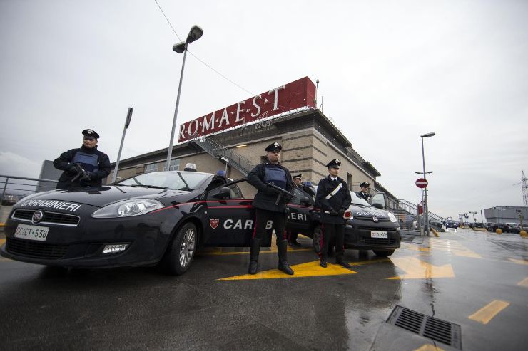 Controlli dei carabinieri all'esterno del centro commerciale Roma Est