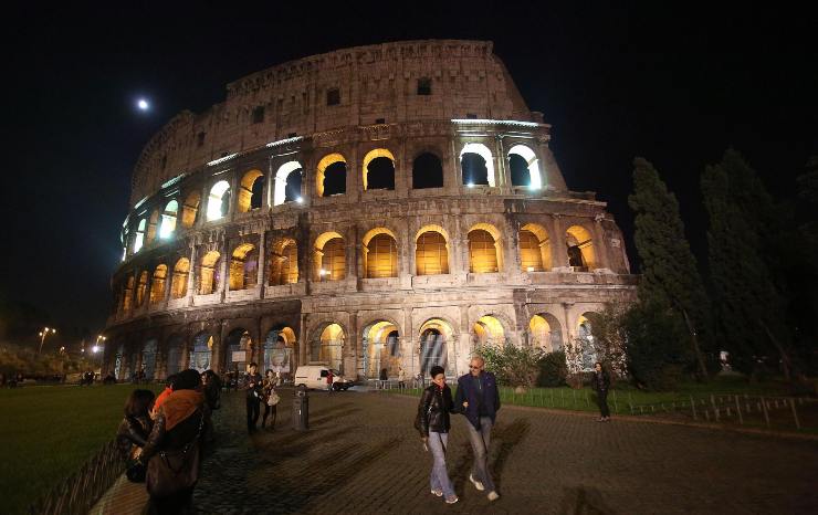Il Colosseo illuminato per la Giornata internazionale contro la violenza sulle donne del 2012