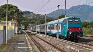 Stazione di Guidonia, treno in direzione Roma fermo al binario 2 (Crediti: Foto di Manny Mannheimer da Wikimedia Commons)