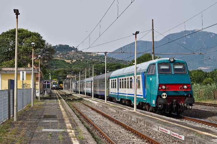 Stazione di Guidonia, treno in direzione Roma fermo al binario 2 (Crediti: Foto di Manny Mannheimer da Wikimedia Commons) 