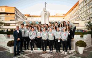 La squadra nazionale femminile di pallanuoto italiana Setterosa in visita ai piccoli degenti di alcuni reparti pediatrici del Policlinico Universitario A. Gemelli IRCCS (Crediti: Foto dal sito policlinicogemelli.it)