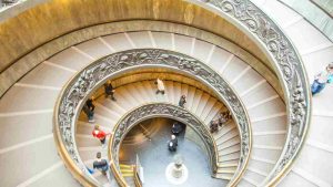 La famosa scala a chiocciola del Museo Vaticano, Roma