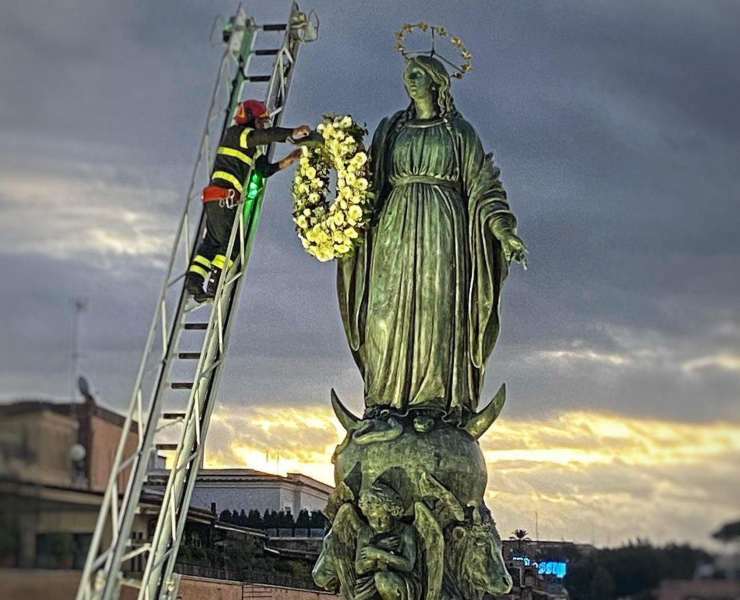 Un momento della tradizionale cerimonia dei Vigili del fuoco in occasione della Festa dell'Immacolata Concezione, Piazza di Spagna, Roma (Crediti: Foto dal profilo Facebook di Noi Soccorritori)
