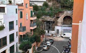 Il muro di contenimento crollato nel quartiere Monteverde Vecchio a Roma (Crediti: Foto dal profilo Facebook di Annalisa Marsico)