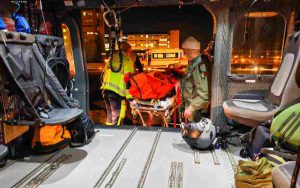 Il giovane escursionista viene trasportato in barella dall'elicottero dell'Aeronautica militare al policlinico Gemelli di Roma (Crediti: Foto dal profilo Facebook di Aeronautica Militare)