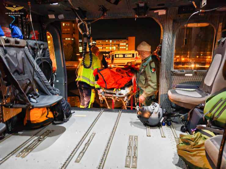 Il giovane escursionista viene trasportato in barella dall'elicottero dell'Aeronautica militare al policlinico Gemelli di Roma (Crediti: Foto dal profilo Facebook di Aeronautica Militare)