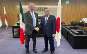 Il ministro delle Imprese e del Made in Italy, Adolfo Urso, e il Ministro per gli Affari Interni e le Comunicazioni del Giappone, Junji Suzuki, durante la riunione bilaterale a Tokyo (Crediti: foto dal profilo Facebook di Adolfo Urso)