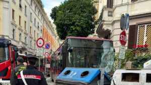 Bus atac contro tubo gas