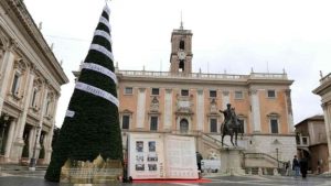 L’Albero di Natale dedicato alla Costituzione Italiana in Piazza del Campidoglio, Roma, 12 dicembre 2023 (Foto dal sito del Comune di Roma)