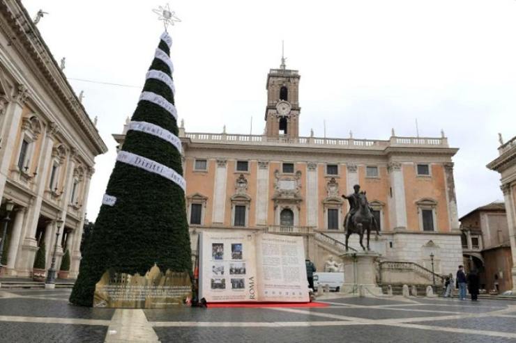 L’Albero di Natale dedicato alla Costituzione Italiana in Piazza del Campidoglio, Roma, 12 dicembre 2023 (Foto dal sito del Comune di Roma)
