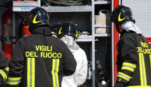 Chiuso un tratto della A16 per un camion andato in fiamme