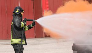 Auto in fiamme al ritorno dal pranzo di Natale in Ciociaria: tutti in salvo