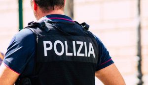 Anziano spara dal balcone con arma giocattolo