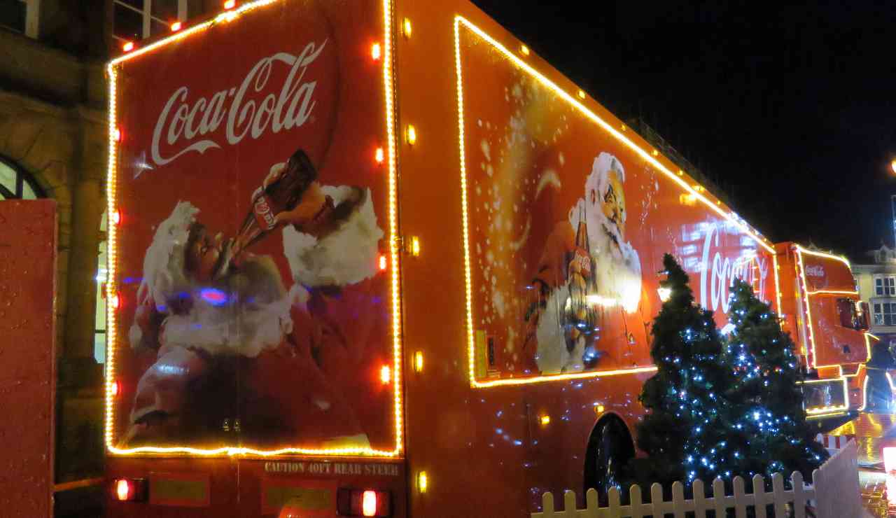 O caminhão do Papai Noel chega a Roma: o lucro será doado ao Banco Alimentar