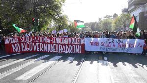 Il corteo indetto dagli studenti di Cambiare rotta e Osa nel giorno dello sciopero generale degli studenti a Roma il 17 novembre 2023