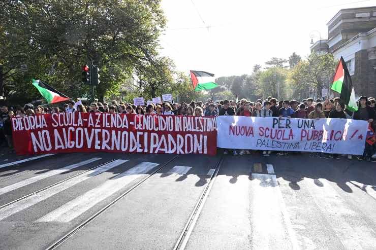 Il corteo indetto dagli studenti di Cambiare rotta e Osa nel giorno dello sciopero generale degli studenti a Roma il 17 novembre 2023