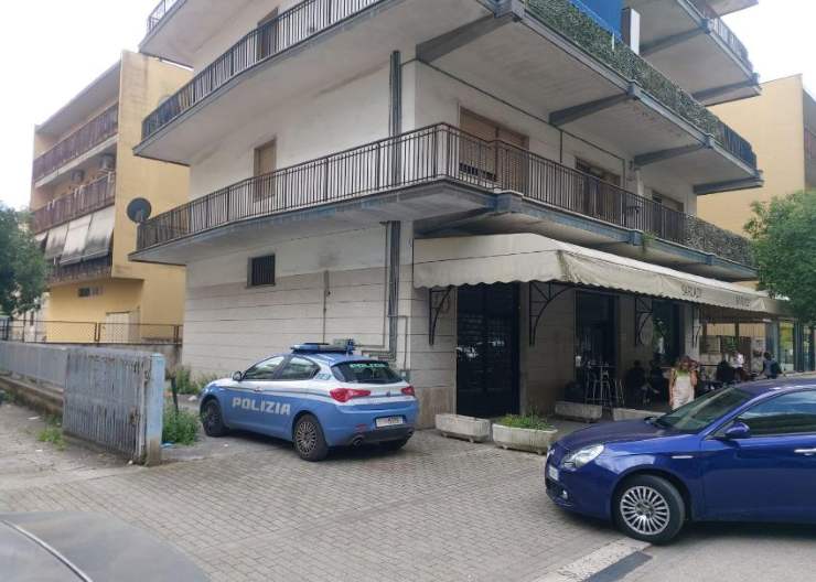 Polizia sotto l'appartamento dove Yirelis Pena Santana è stata uccisa, Cassino, 27 maggio 2023