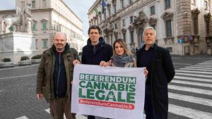 Marco Perduca, presidente del comitato referendum cannabis e membro dell'Associazione Luca Coscioni, il presidente di Pi Europa, Riccardo Magi, e Antonella Soldo, coordinatrice dell'associazione Meglio Legale, all'esterno della Corte Costituzionale (Immagine di repertorio)