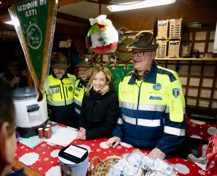 La premier Giorgia Meloni in visita allo stand degli Alpini presso i mercatini di Natale di Asti