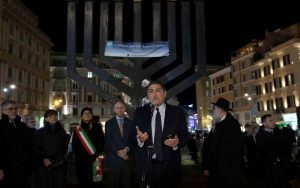 Victor Fadlun, presidente della comunità ebraica, alla festa religiosa Chanukkah a piazza Barberini, Roma 10 dicembre 2023