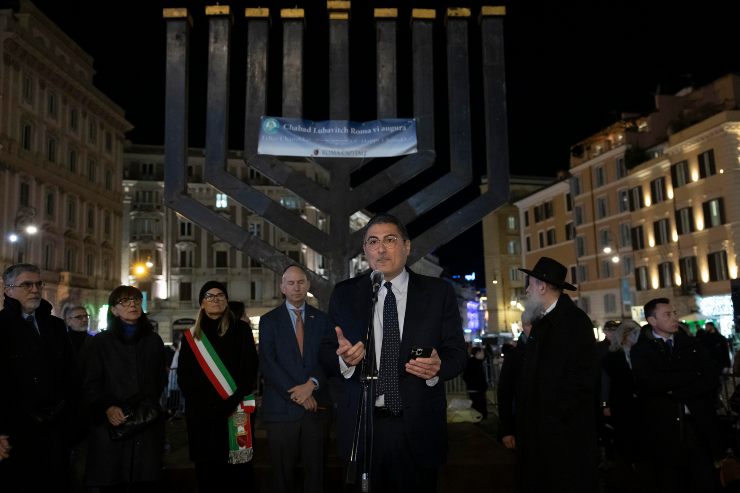 Victor Fadlun, presidente della comunità ebraica, alla festa religiosa Chanukkah a piazza Barberini, Roma 10 dicembre 2023
