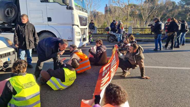 Attivisti per il clima di Ultima Generazione hanno bloccato il traffico su via Salaria in un blitz a Roma, 18 dicembre 2023