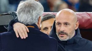 L'allenatore della Fiorentina Vincenzo Italiano (D) e l'allenatore dell'AS Roma Jose Mourinho (S) durante la partita di calcio tra l'AS Roma e l'ACF Fiorentina allo stadio Olimpico di Roma, 10 December 2023