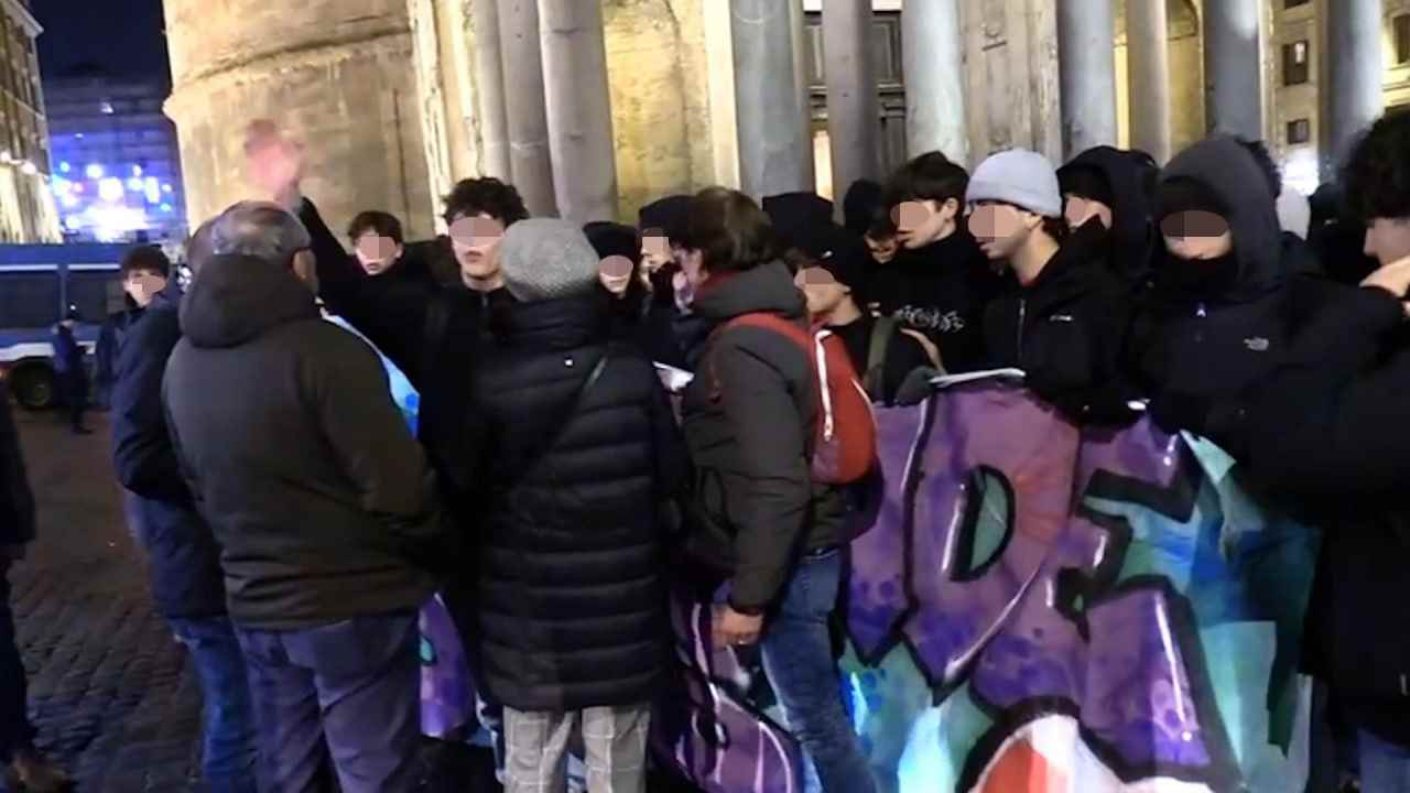 Corteo degli studenti a Roma: tensioni davanti a Montecitorio