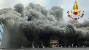 L’incendio divampato all'interno dell'impianto di trattamento dei rifiuti di Malagrotta a Roma, 24 dicembre 2023